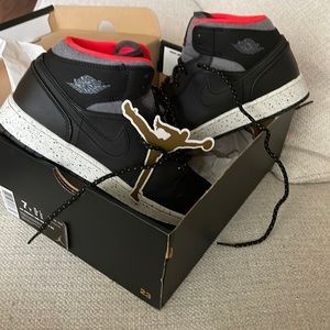 Air Jordan 1 Mid Holiday BG